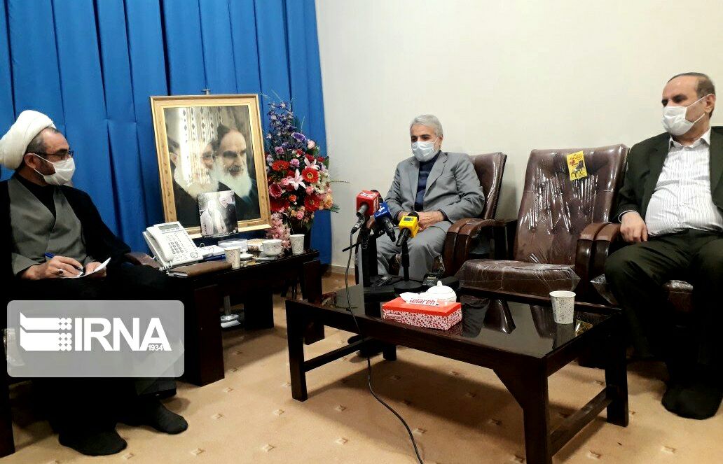 معاون رئیس‌جمهور و رئیس سازمان برنامه و بودجه کشور در دیدار با امام جمعه ایلام:  در طرح احداث ۱۰۰ هزار واحد برای محرومان پیش پرداختی دریافت نمی شود/سهم استان ایلام ۲ هزار واحد مسکونی/پروژه های اولویت دار استان را تا پایان دولت به اتمام می رسانیم