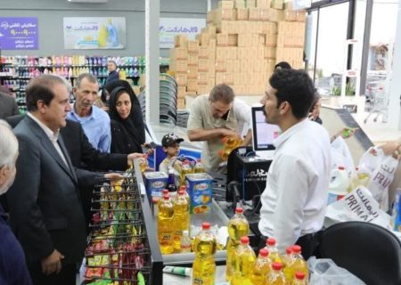 استاندار ایلام در بازار؛ مسئولان با کار جهادی دین خود را به مردم ادا کنند