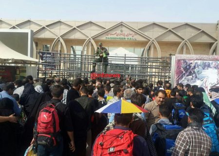 مسئولان در قبال مشکلات مرز مهران پاسخگو باشندایستگاه‌های مسافربری سامان نیافته‌اند و پدیده «مسافر فروشی» ادامه دارد. باید با ایجاد باجه‌های مشخص فروش بلیت با نرخ مصوب، این معضل را برطرف کرد.