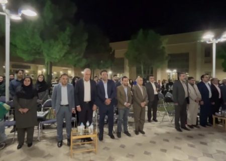 امشب دانشگاه ایلام بوی غزل می‌دهد و نغمه‌ی عشق در فضای آن پیچیده است